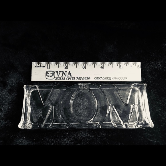 Vintage 1983 Avon “MOM” Glass Paperweight - Picture 2 of 10